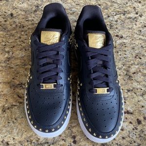 NIKE AIR FORCE 1 LOW STAR STUDDED SIZE 7